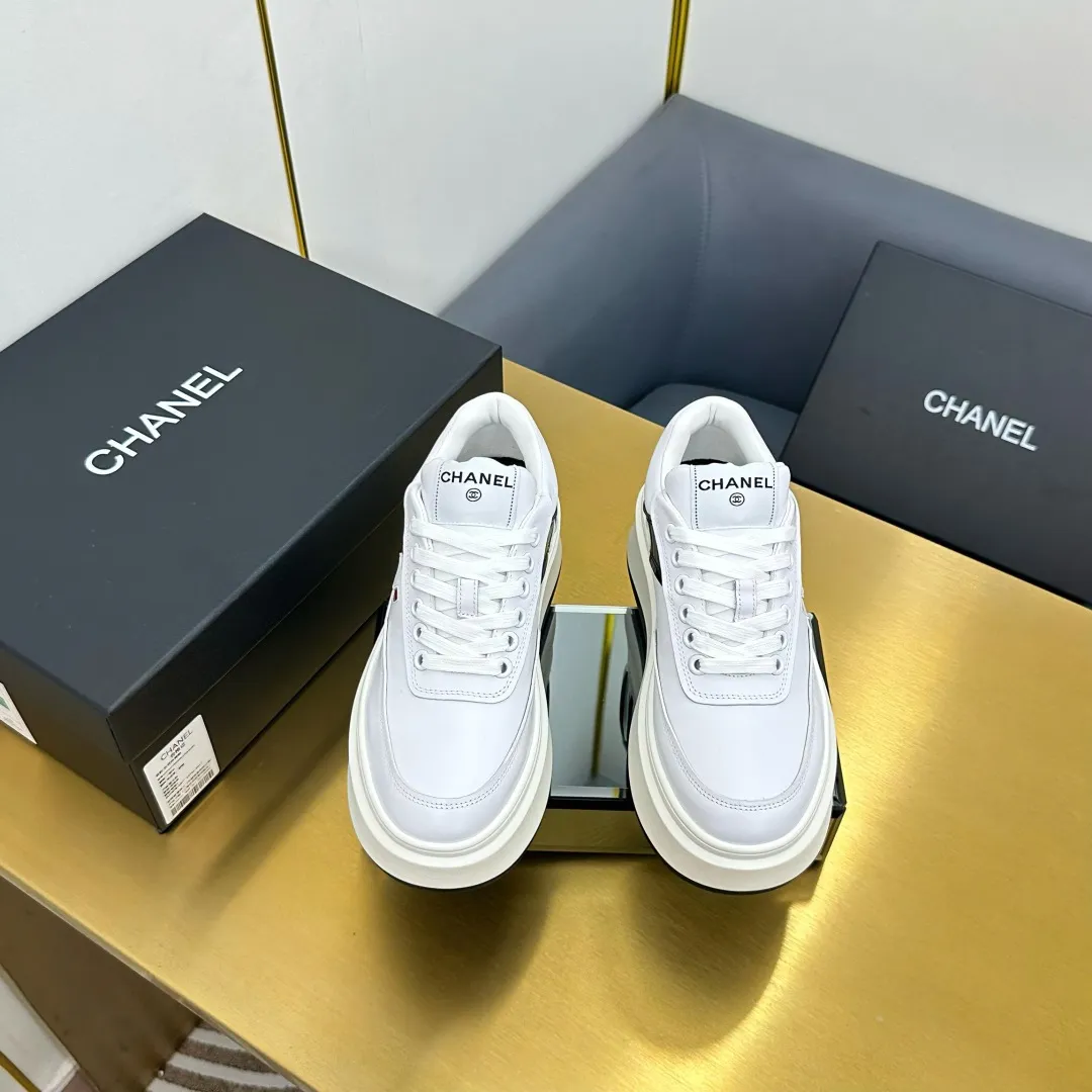 👟👟Ex-factory price 600👟👟 Upgraded version, upgraded version, upgraded version! No rebuttal accepted! ! ! ! Chanel Chanel panda shoes! 2025 counter's top casual sports shoes. This classic design; the upper is electro-embroidered with a variety of techniques; the outsole is fashionable and sporty; the unusual inclusion of a variety of color matching elements... The diversified mix and match is very good-looking and versatile, and can be used for leisure, fashion, sports, and outdoor... ꫛꫀꪝ Go➫ Materials: ❶Upper made of: original imported first-layer silk cowhide + original waterproof cloth + original first-layer cowhide ❷Inner lining: Original Yangli+Net ❸Outsole based on: Original TPU combination outsole Counter boutique packaging complete set for women 35–41 👉 👉